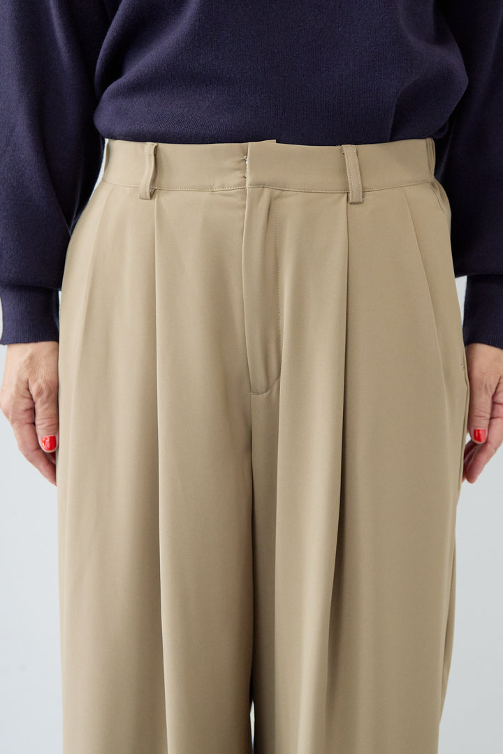 ヘムシアータックパンツ