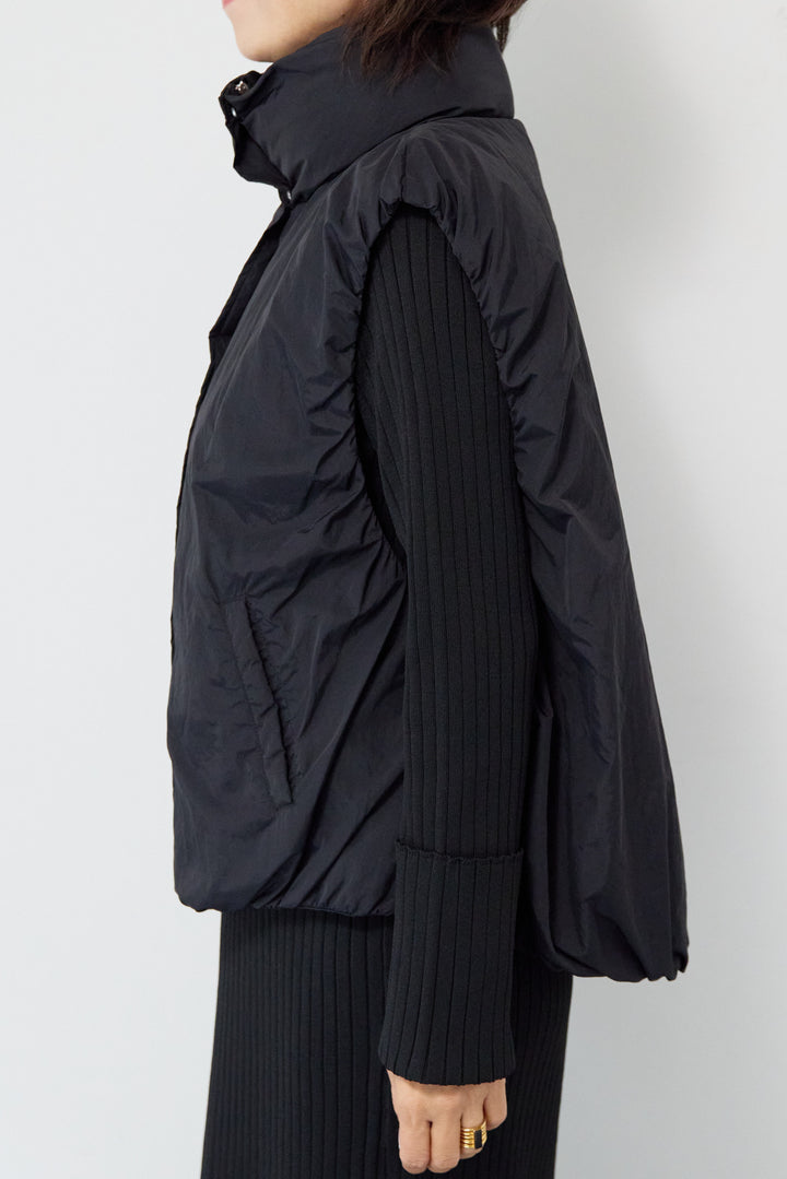 薄中綿バルーンベスト