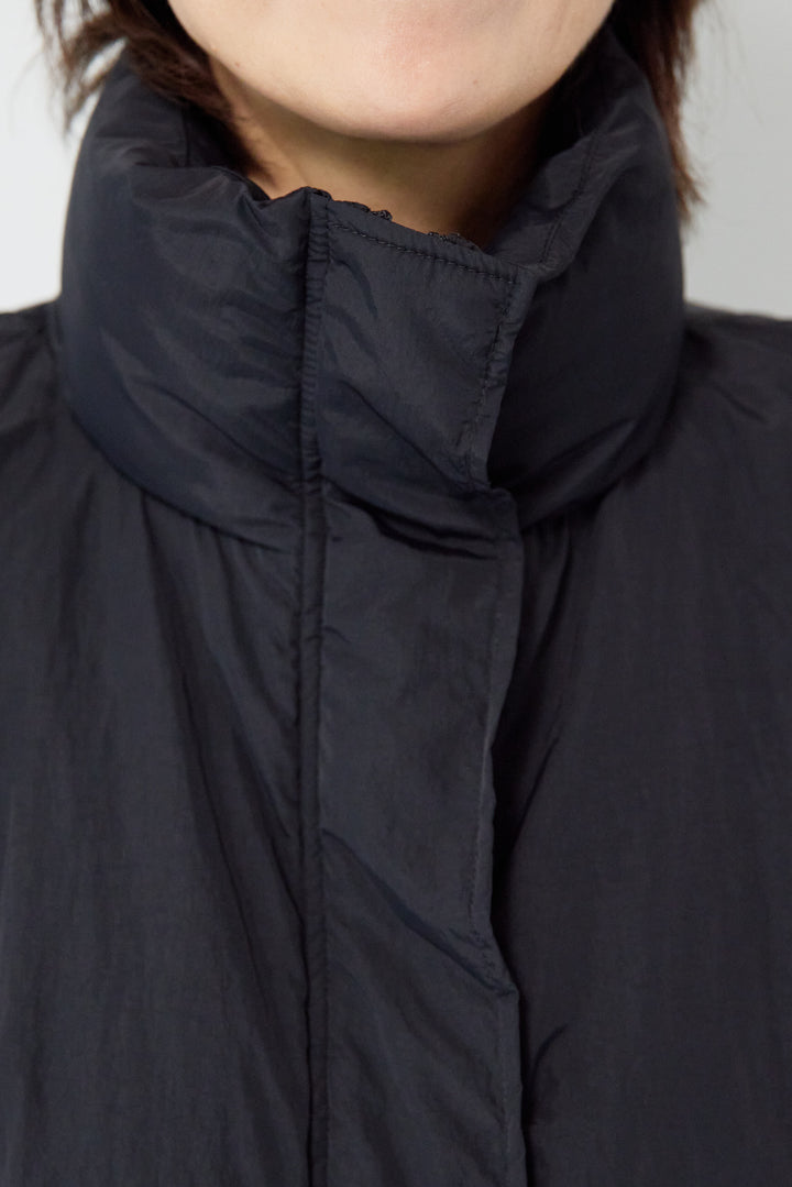 薄中綿バルーンベスト