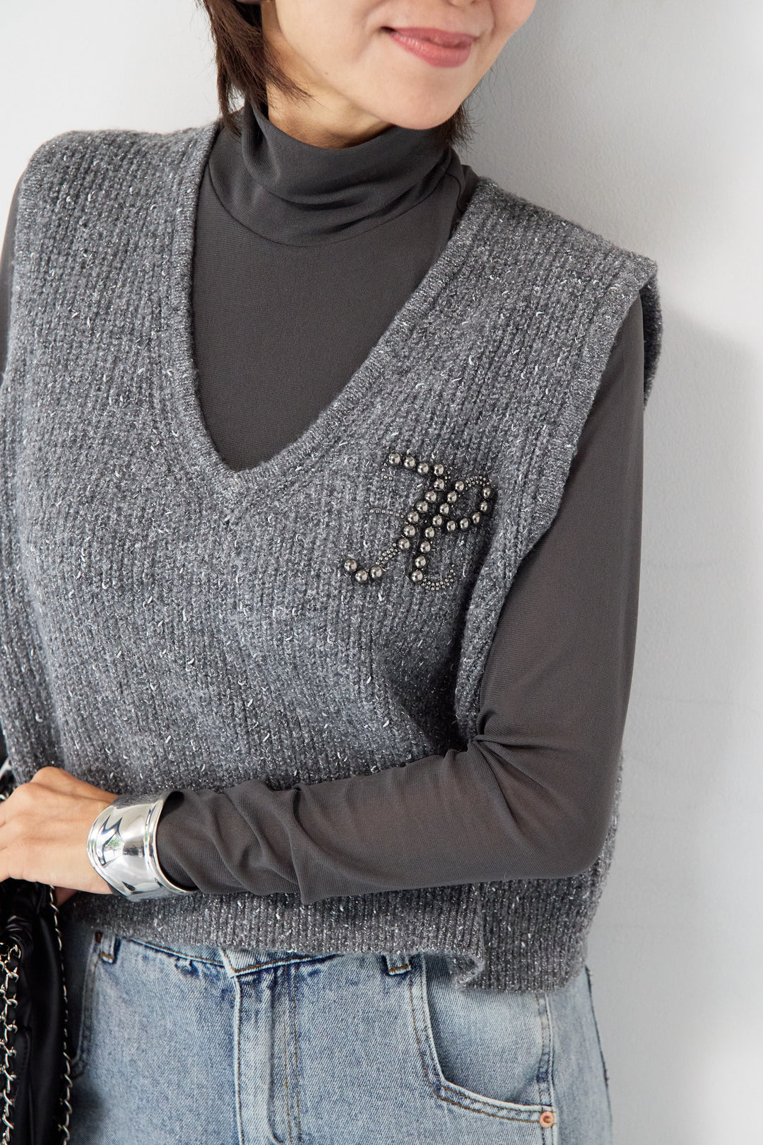 ビーズロゴショートベスト