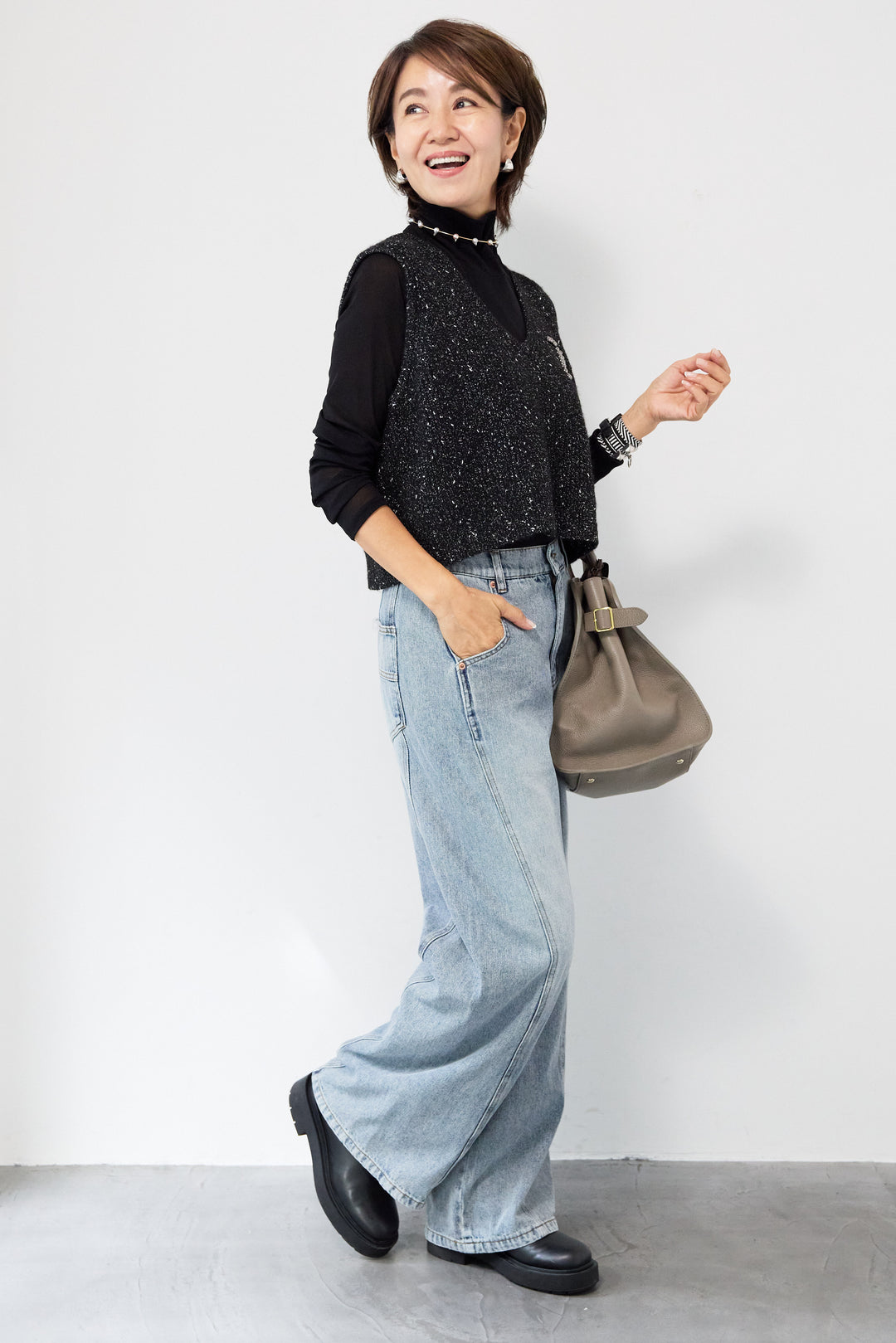 ビーズロゴショートベスト