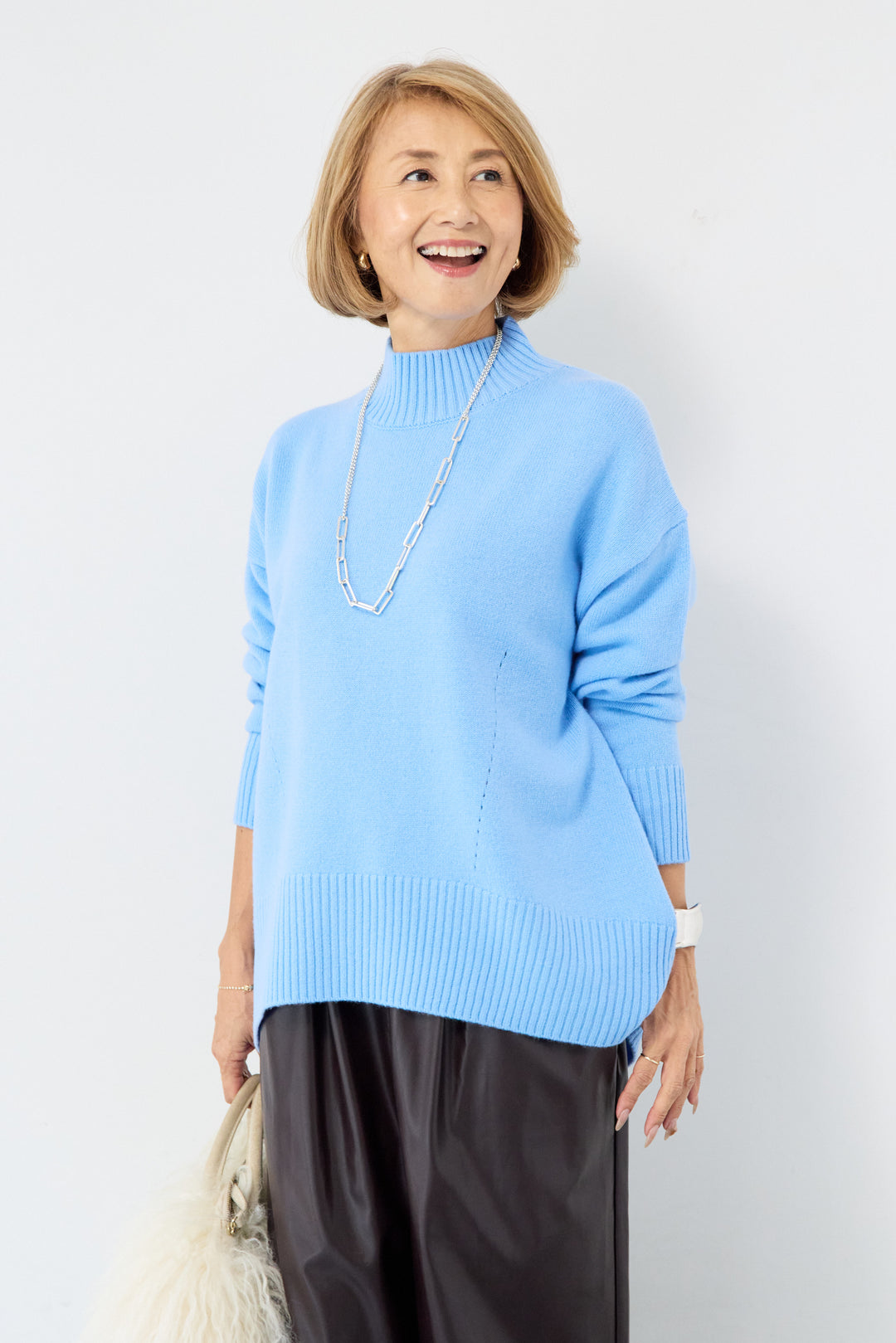 襟スリットハイネック山形ウールニット