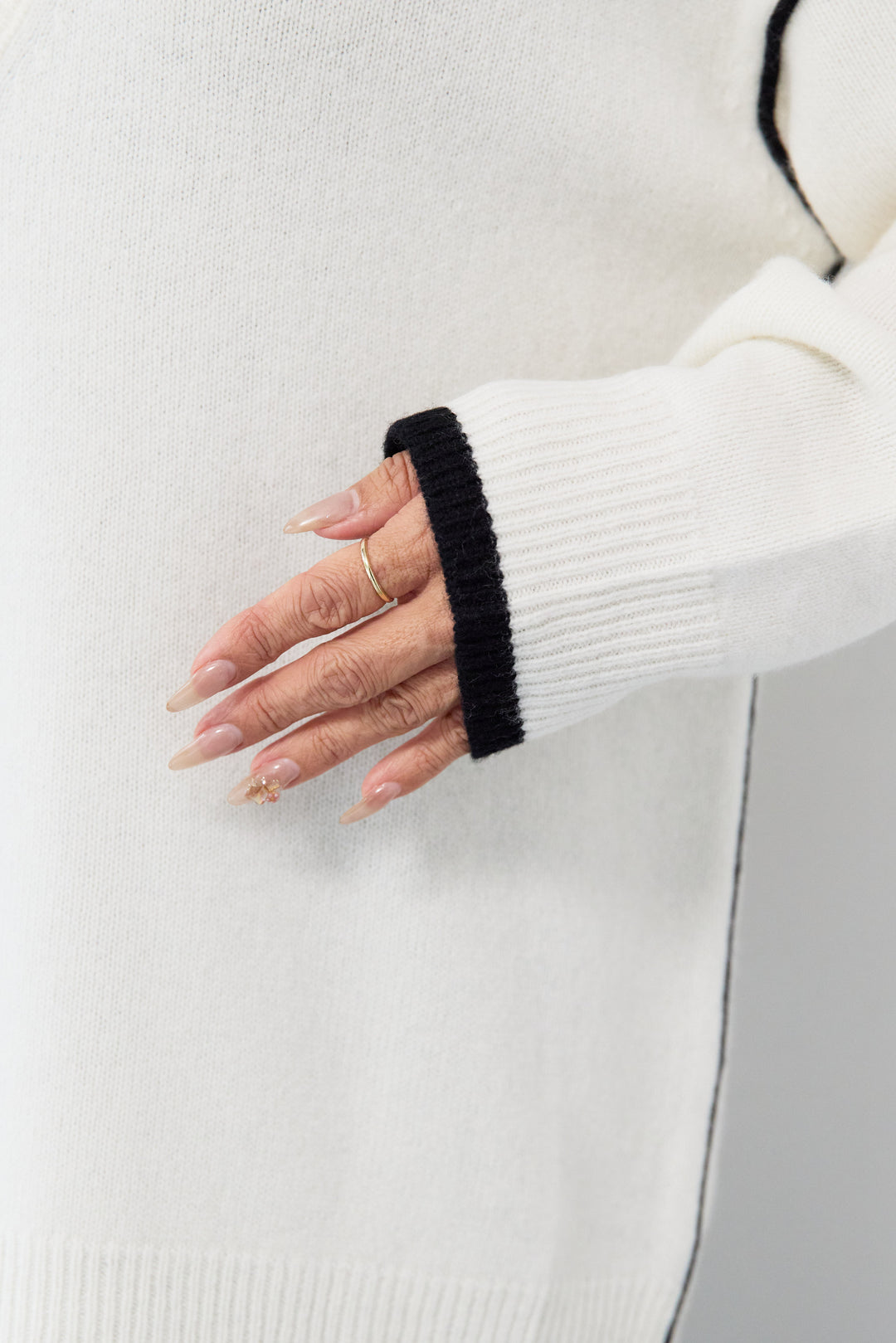 配色パイピングウールニット