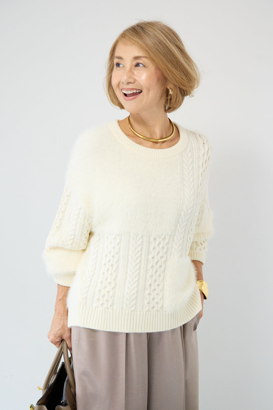 フェザー×ケーブル切替デザインニット