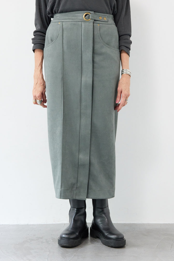 スエードポンチスカート