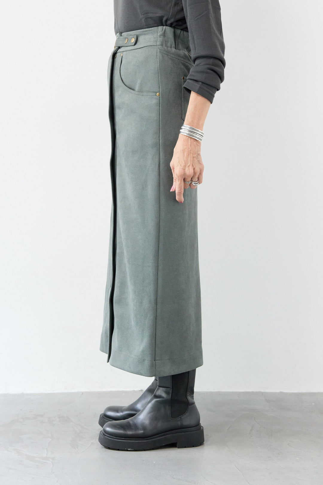 スエードポンチスカート