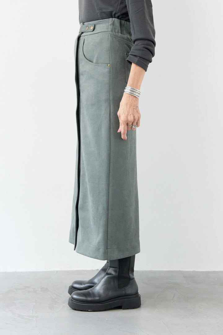 スエードポンチスカート