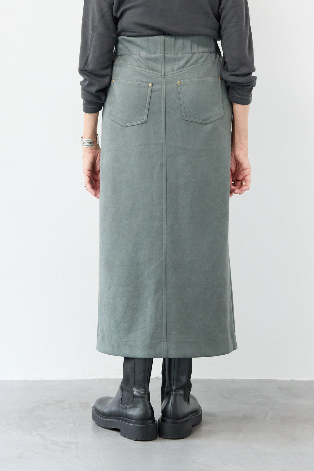 スエードポンチスカート