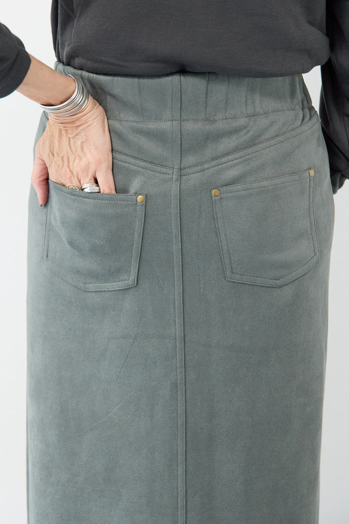 スエードポンチスカート