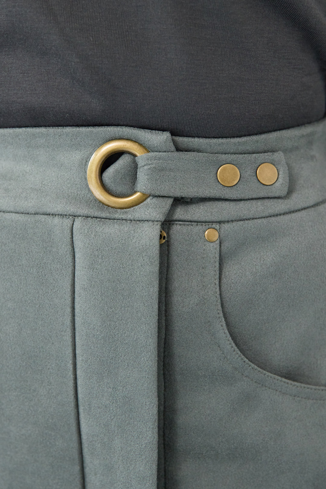 スエードポンチスカート