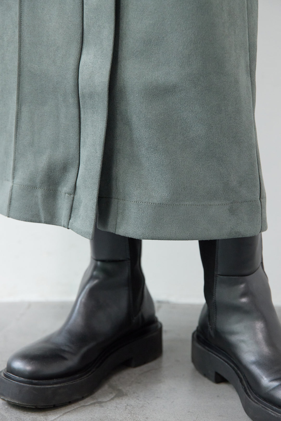 スエードポンチスカート