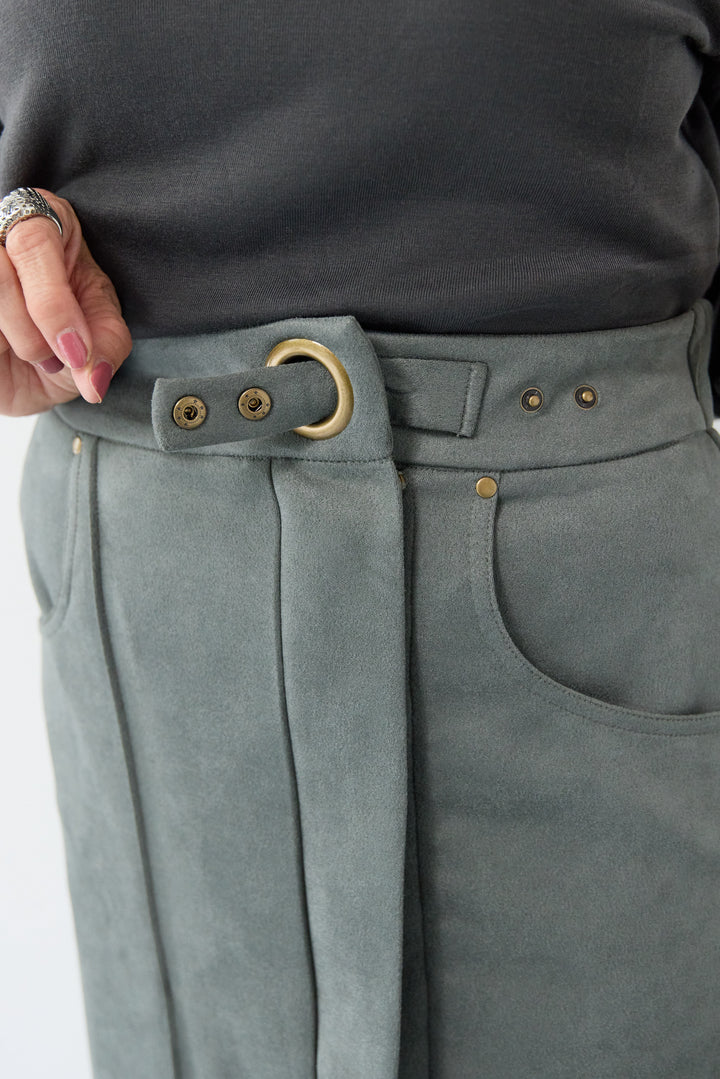 スエードポンチスカート