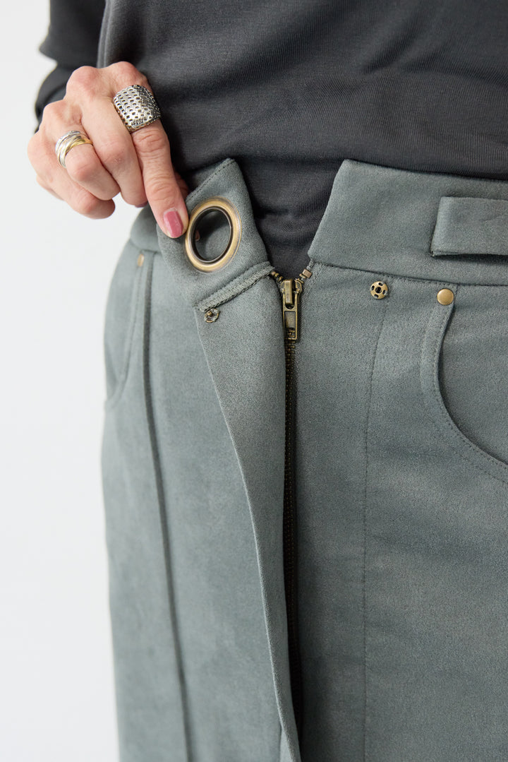 スエードポンチスカート