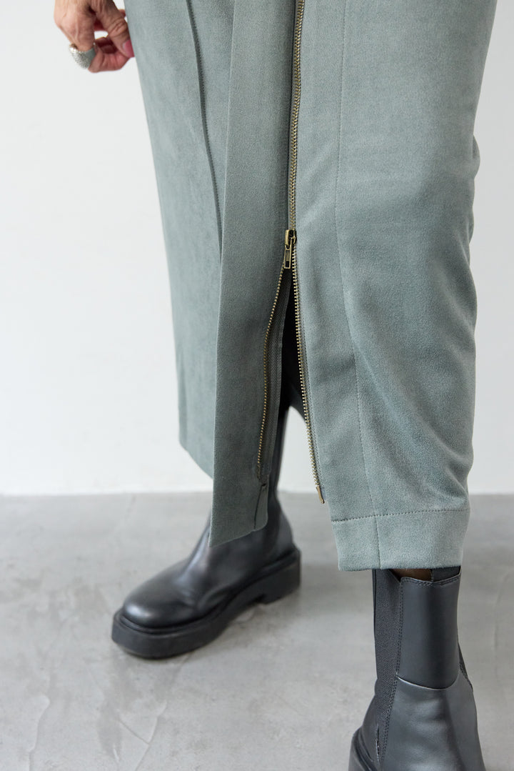 スエードポンチスカート