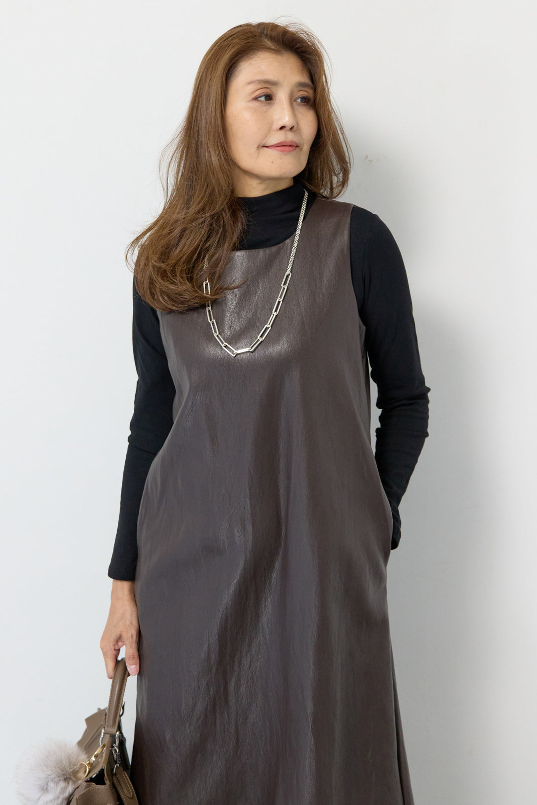 フェイクレザージャンパースカート+タートルインナー