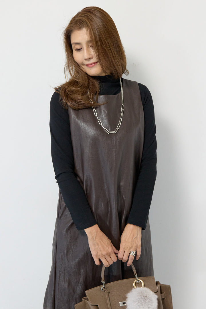 フェイクレザージャンパースカート+タートルインナー