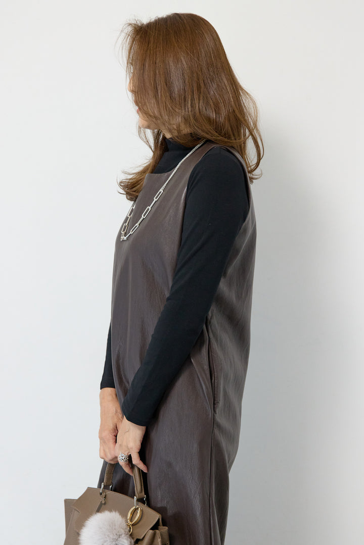 フェイクレザージャンパースカート+タートルインナー