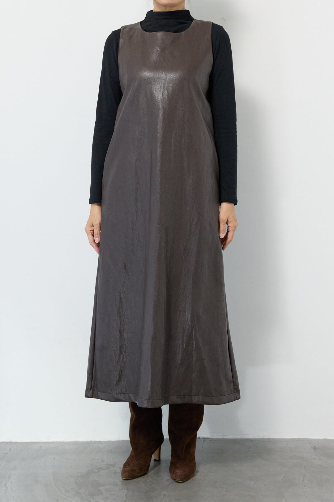 フェイクレザージャンパースカート+タートルインナー