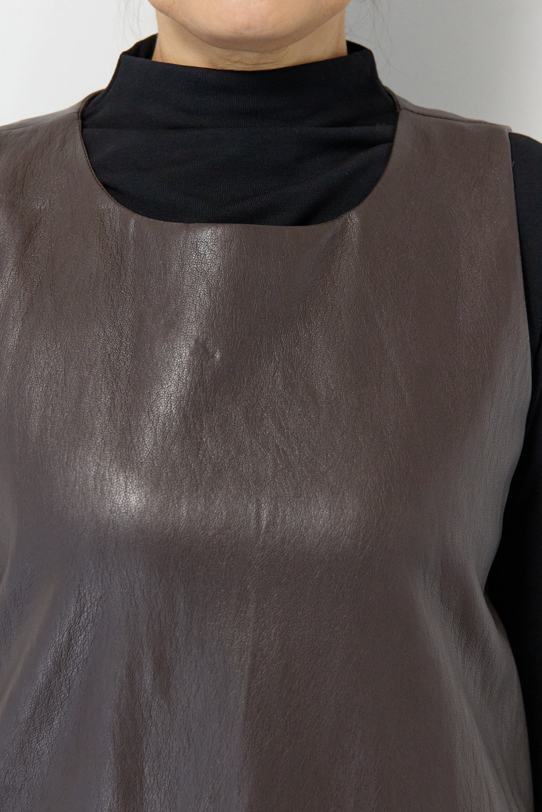 フェイクレザージャンパースカート+タートルインナー