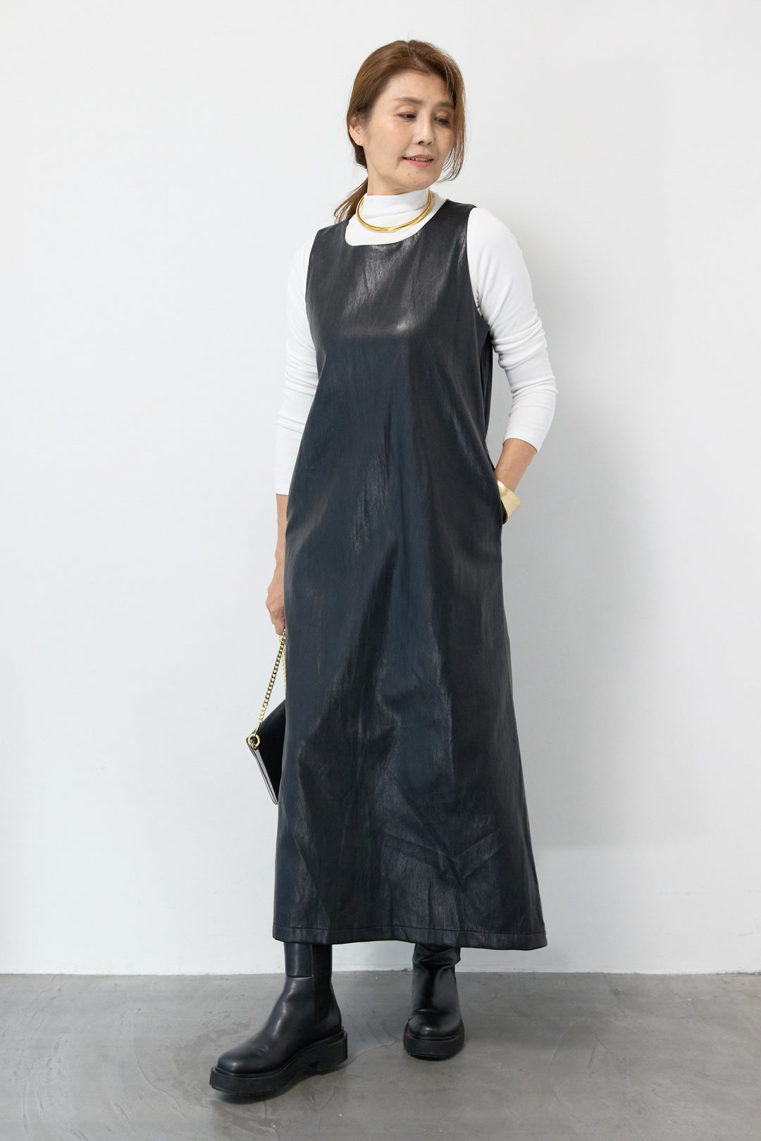 フェイクレザージャンパースカート+タートルインナー