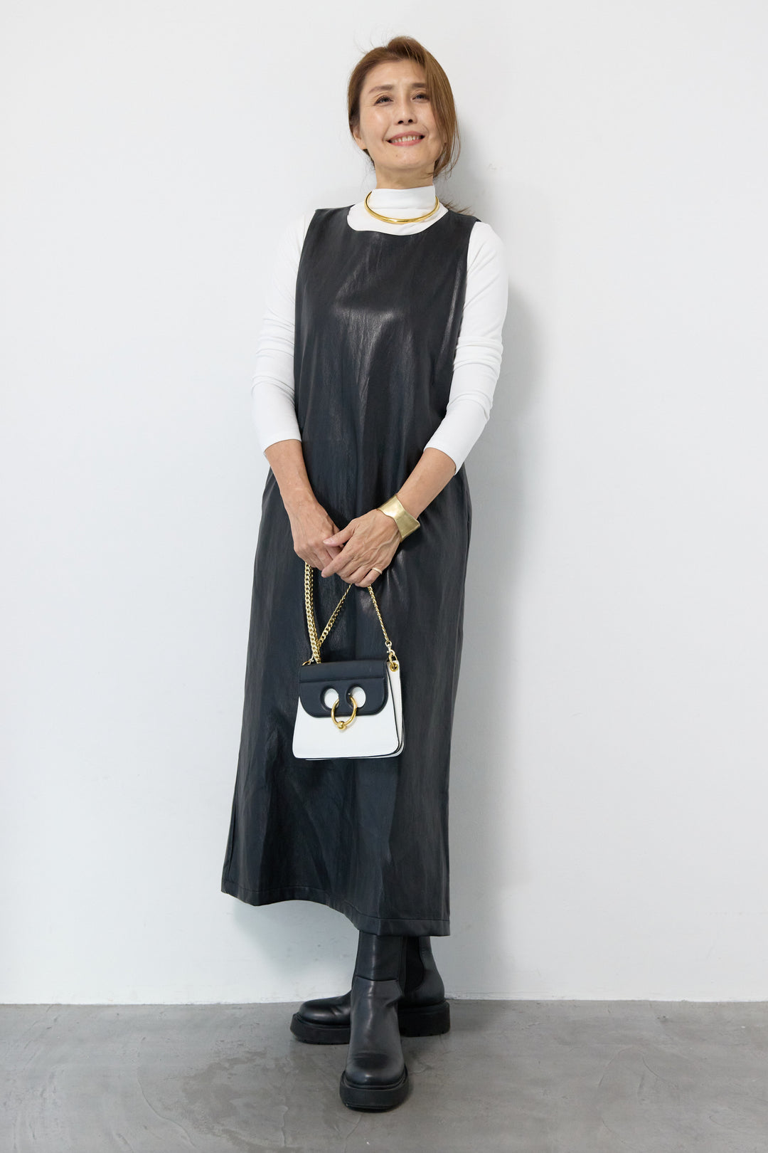 フェイクレザージャンパースカート+タートルインナー