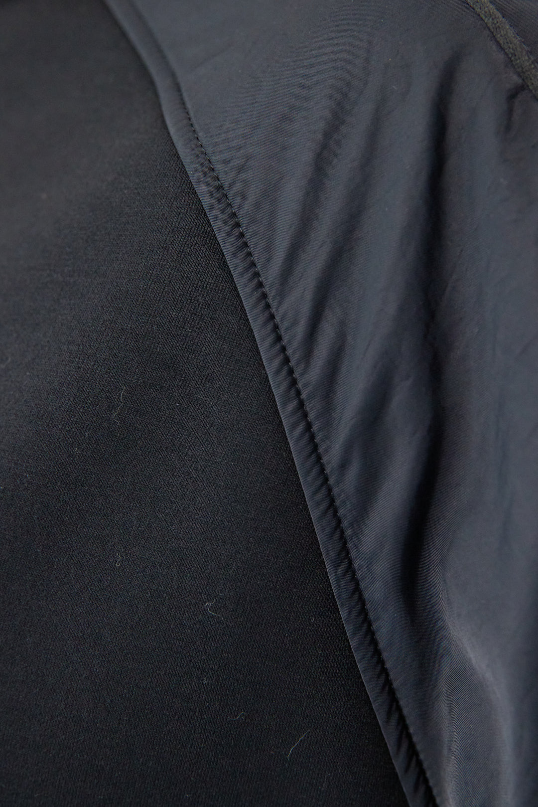 ナイロンラグランスリーブ ダンボールプルオーバー