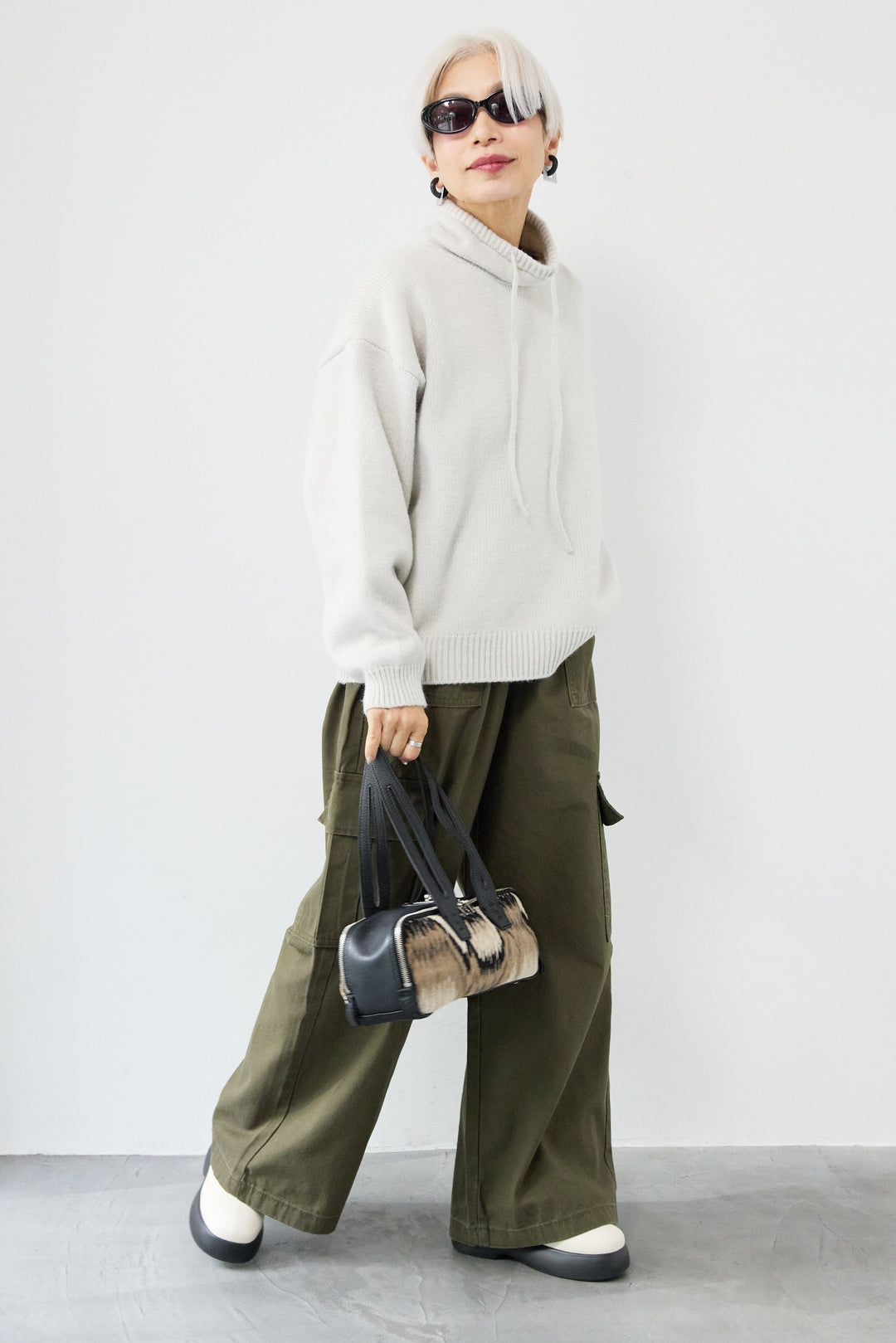 ルーズハイネックニット