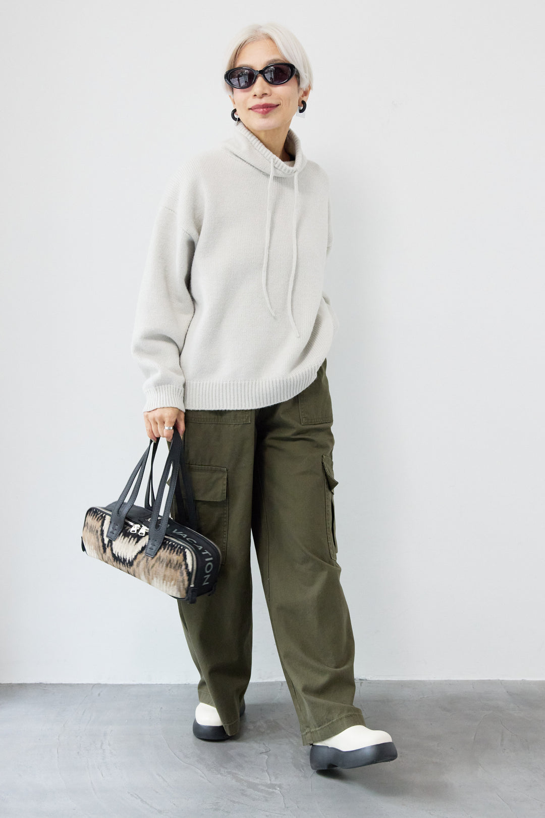 ルーズハイネックニット