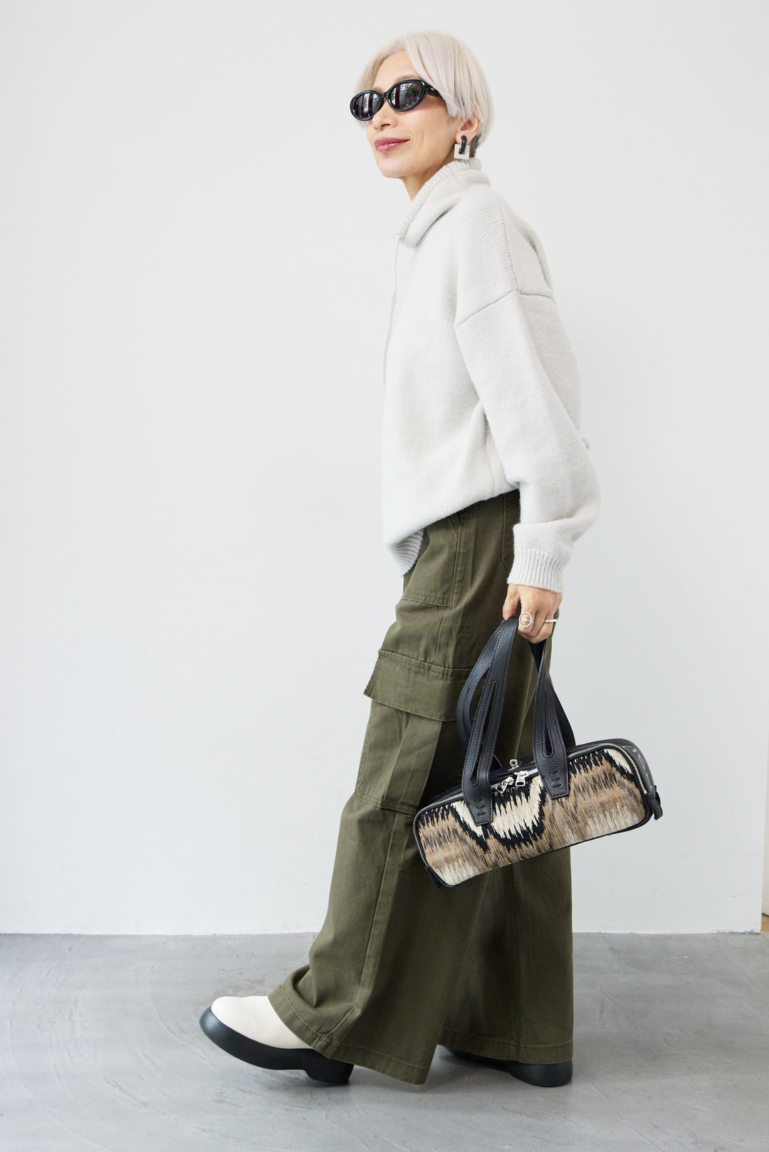 ルーズハイネックニット