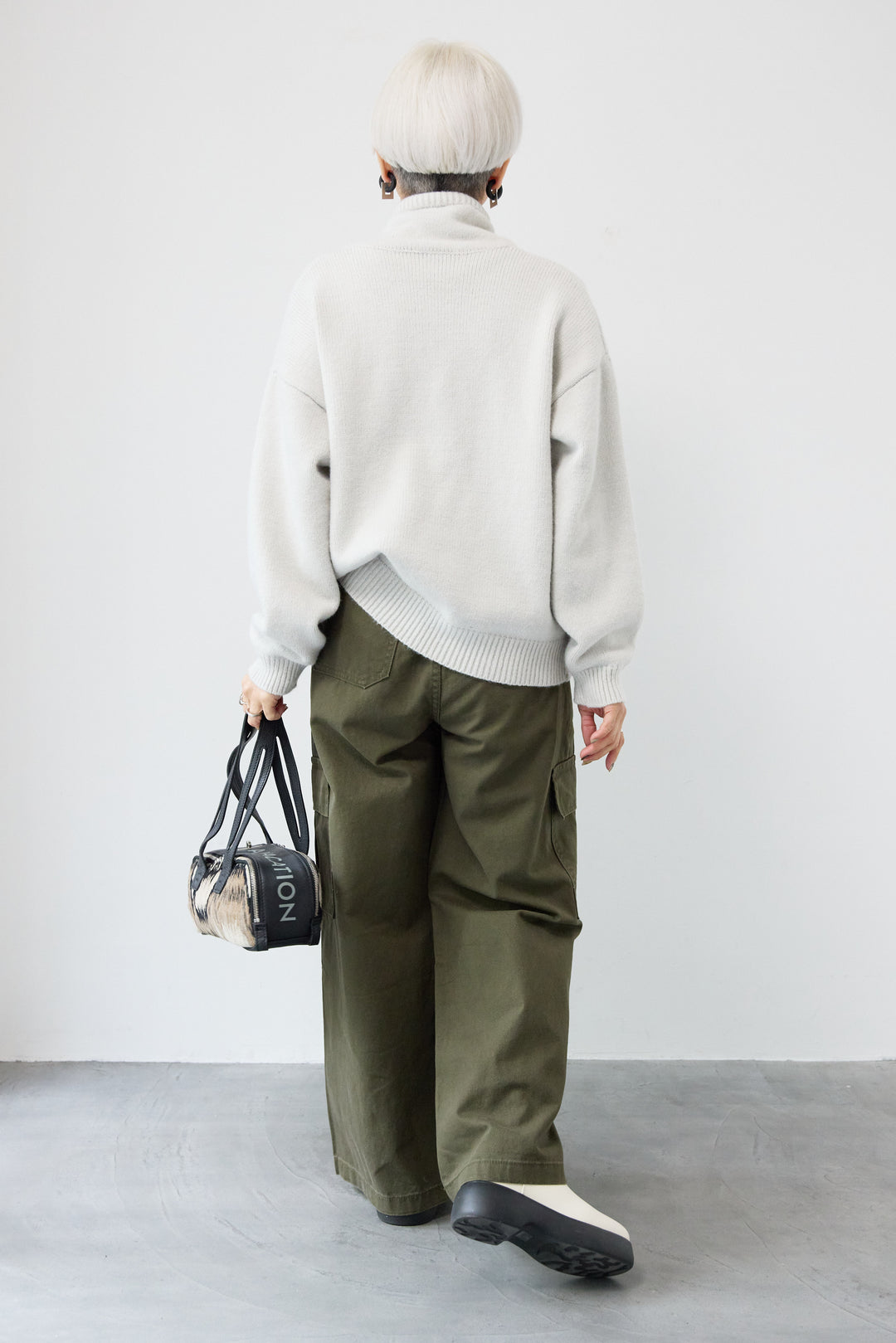 ルーズハイネックニット