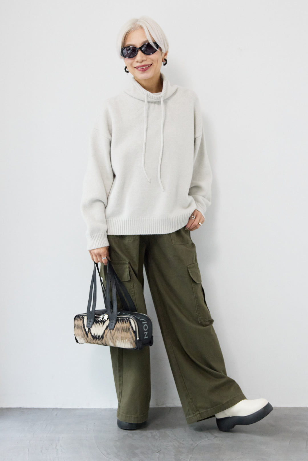 ルーズハイネックニット