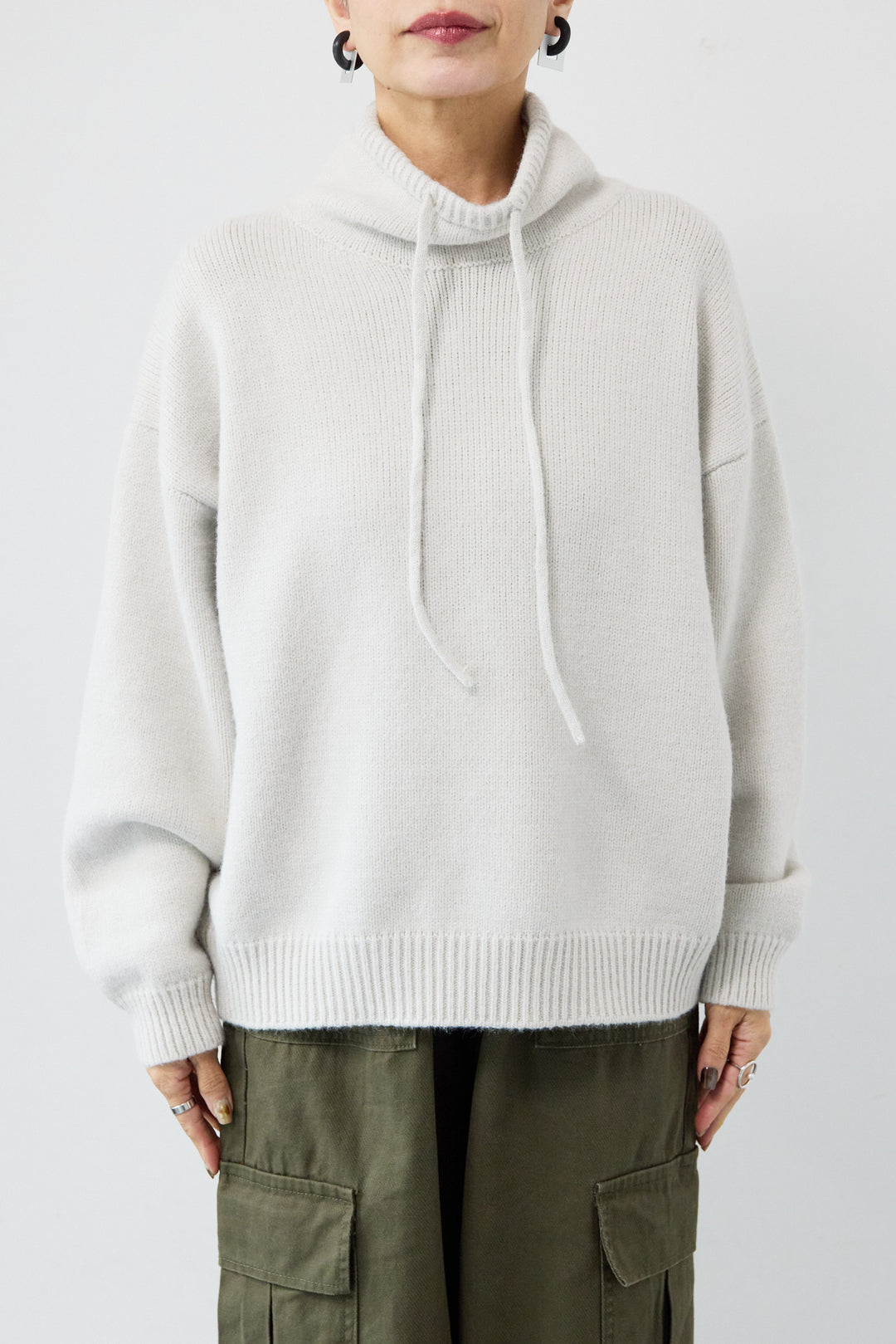 ルーズハイネックニット