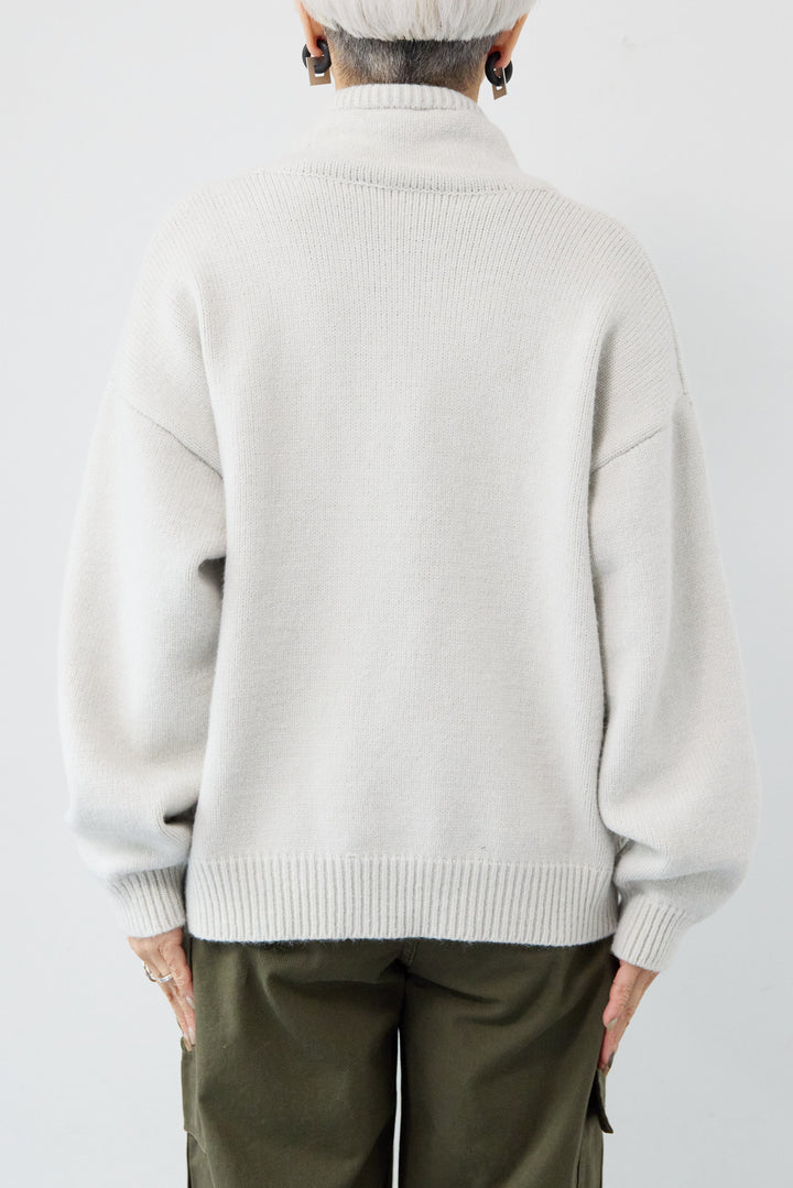 ルーズハイネックニット