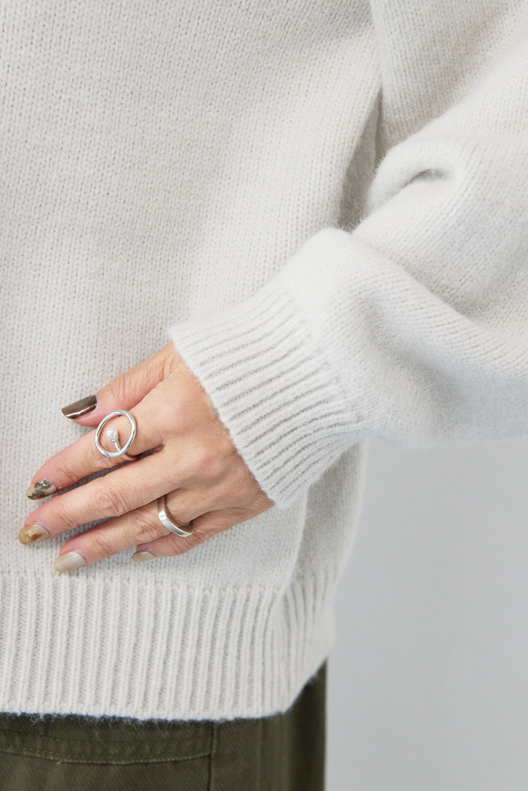 ルーズハイネックニット