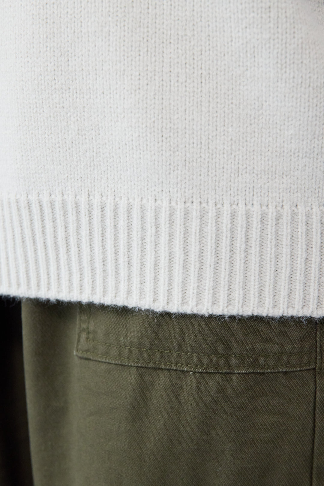 ルーズハイネックニット