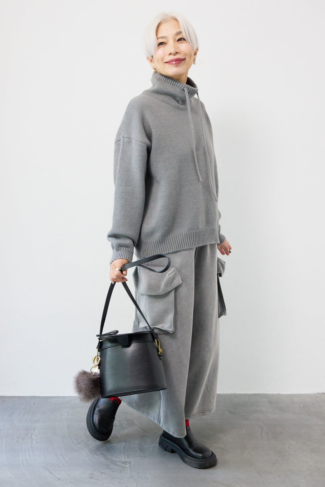 ルーズハイネックニット