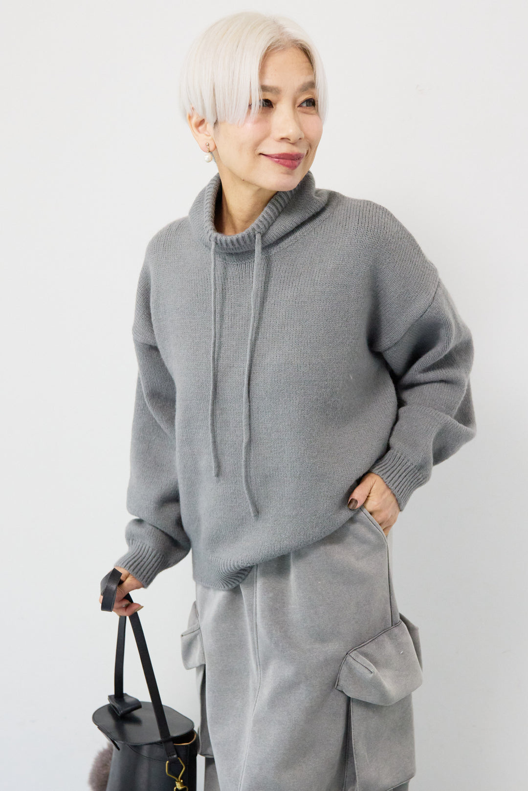 ルーズハイネックニット