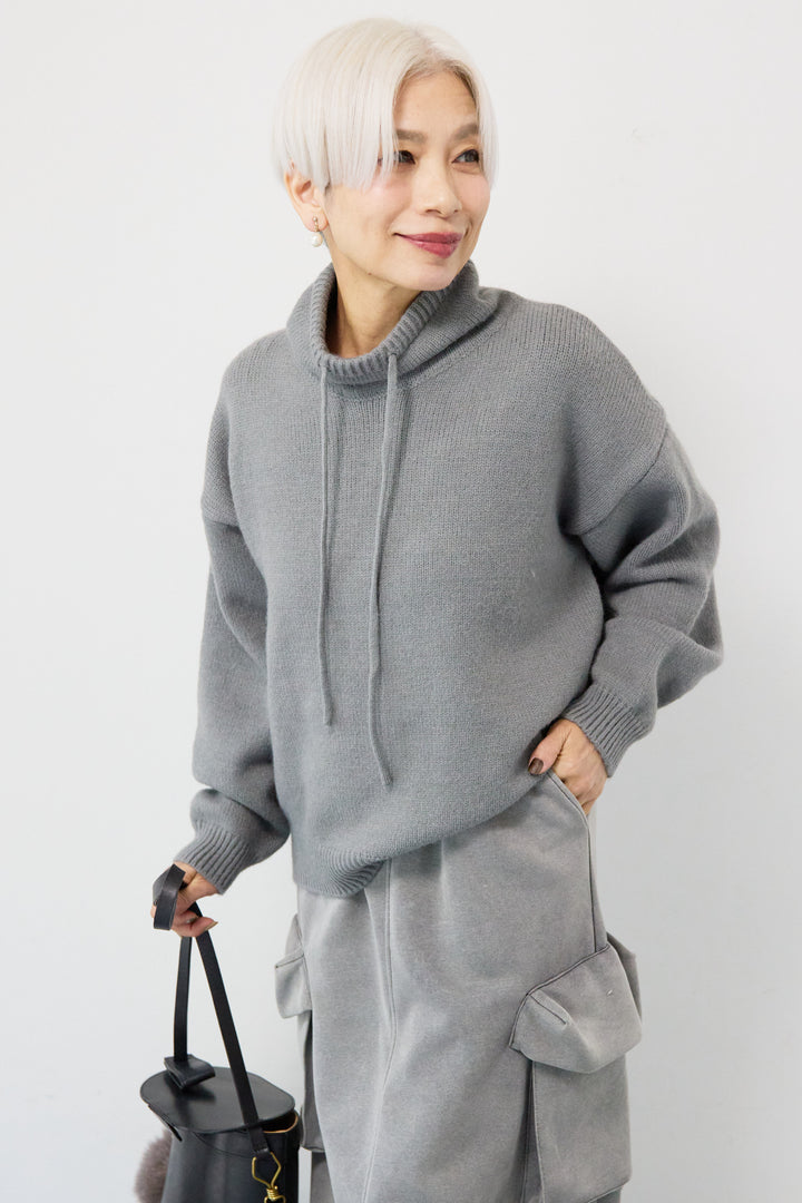 ルーズハイネックニット