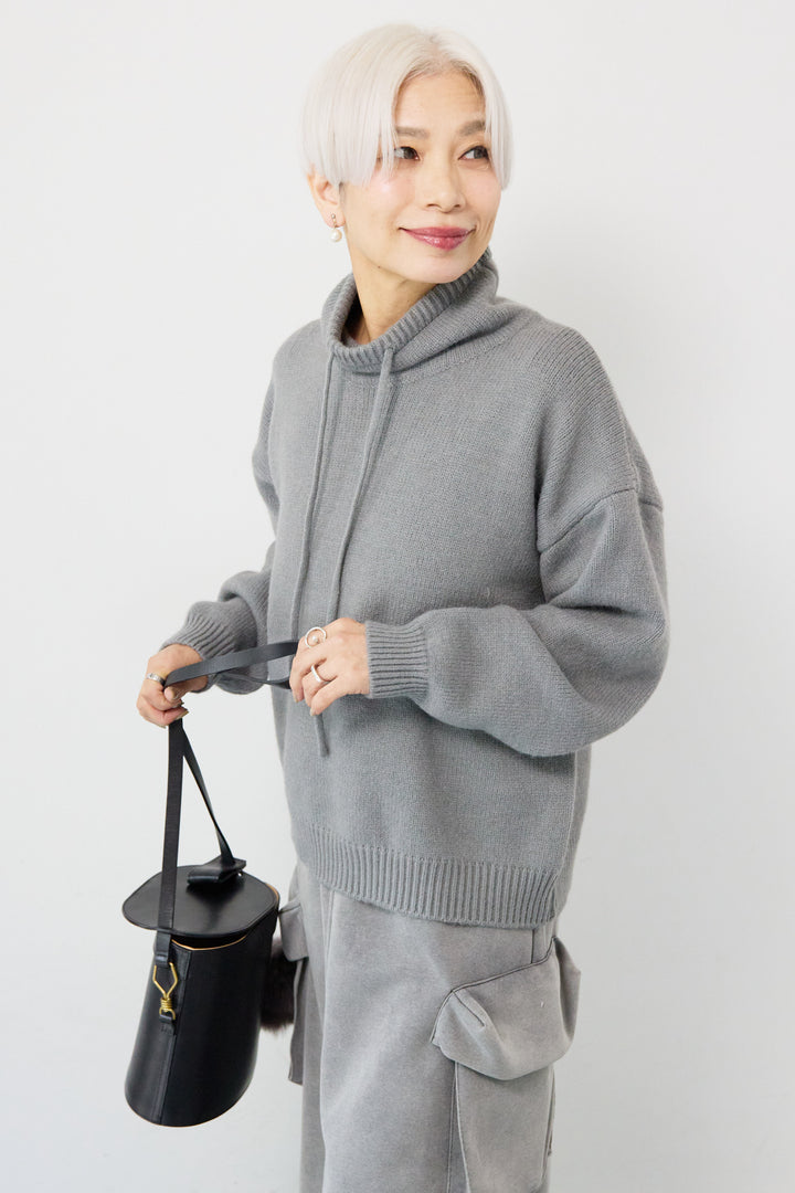 ルーズハイネックニット