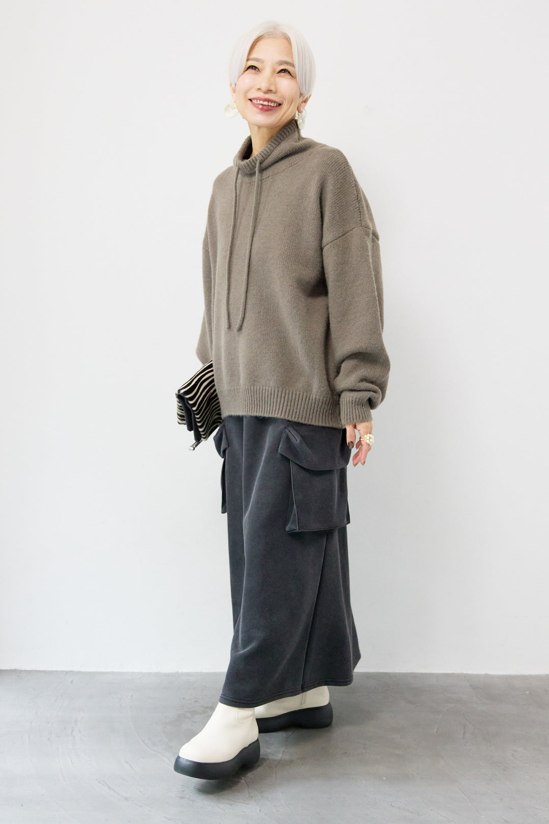 ルーズハイネックニット