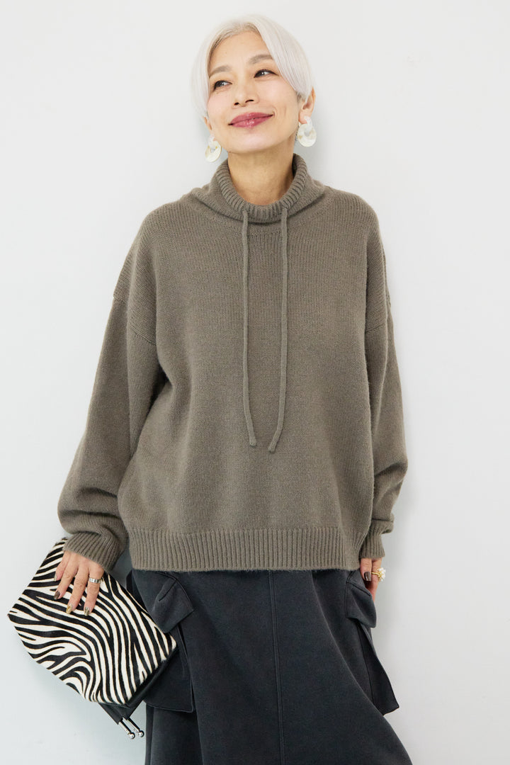 ルーズハイネックニット