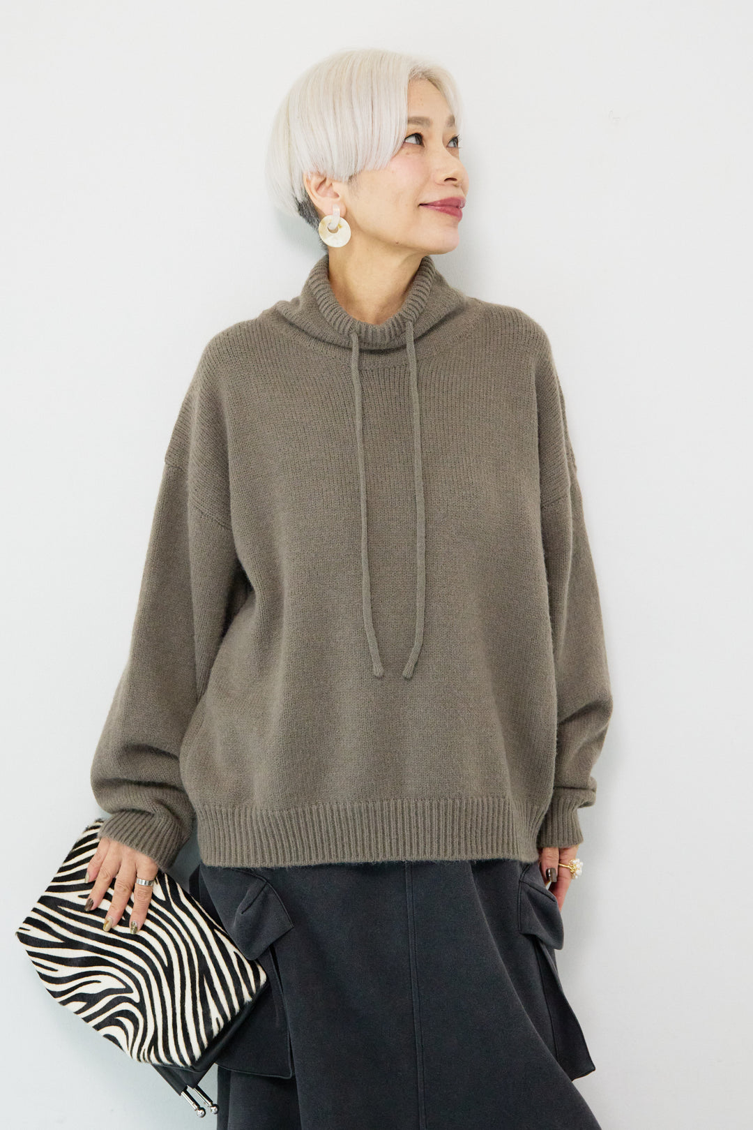 ルーズハイネックニット