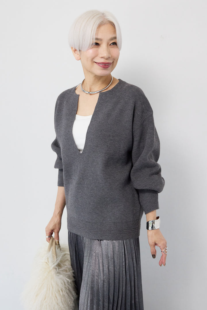 【防静電気】やわもち深Vネックデザインニット
