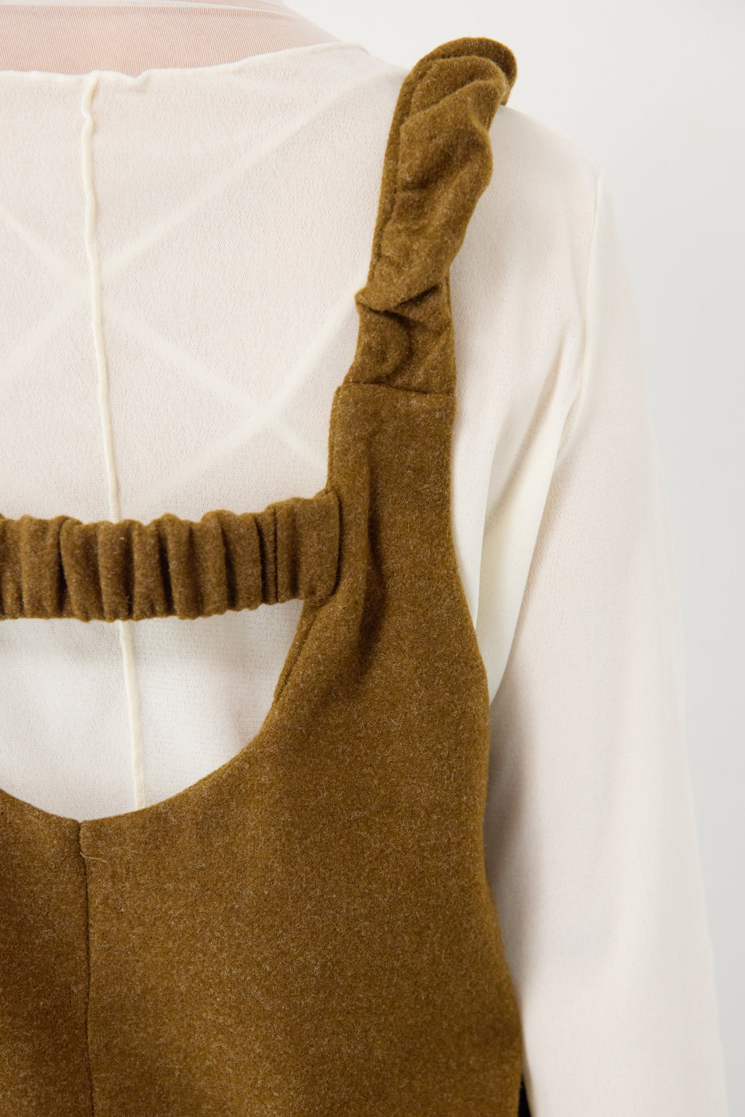 ギャザーショルダージャンパースカート