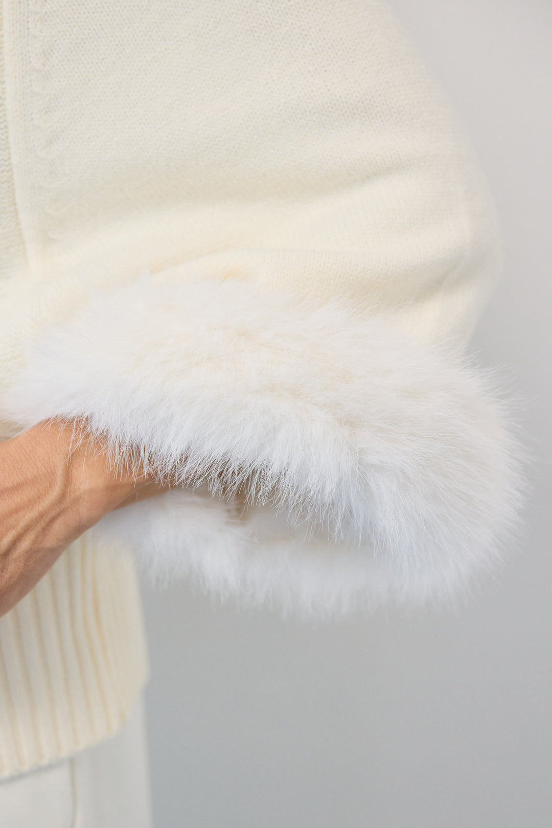 袖ファーケーブルニット ポンチョ