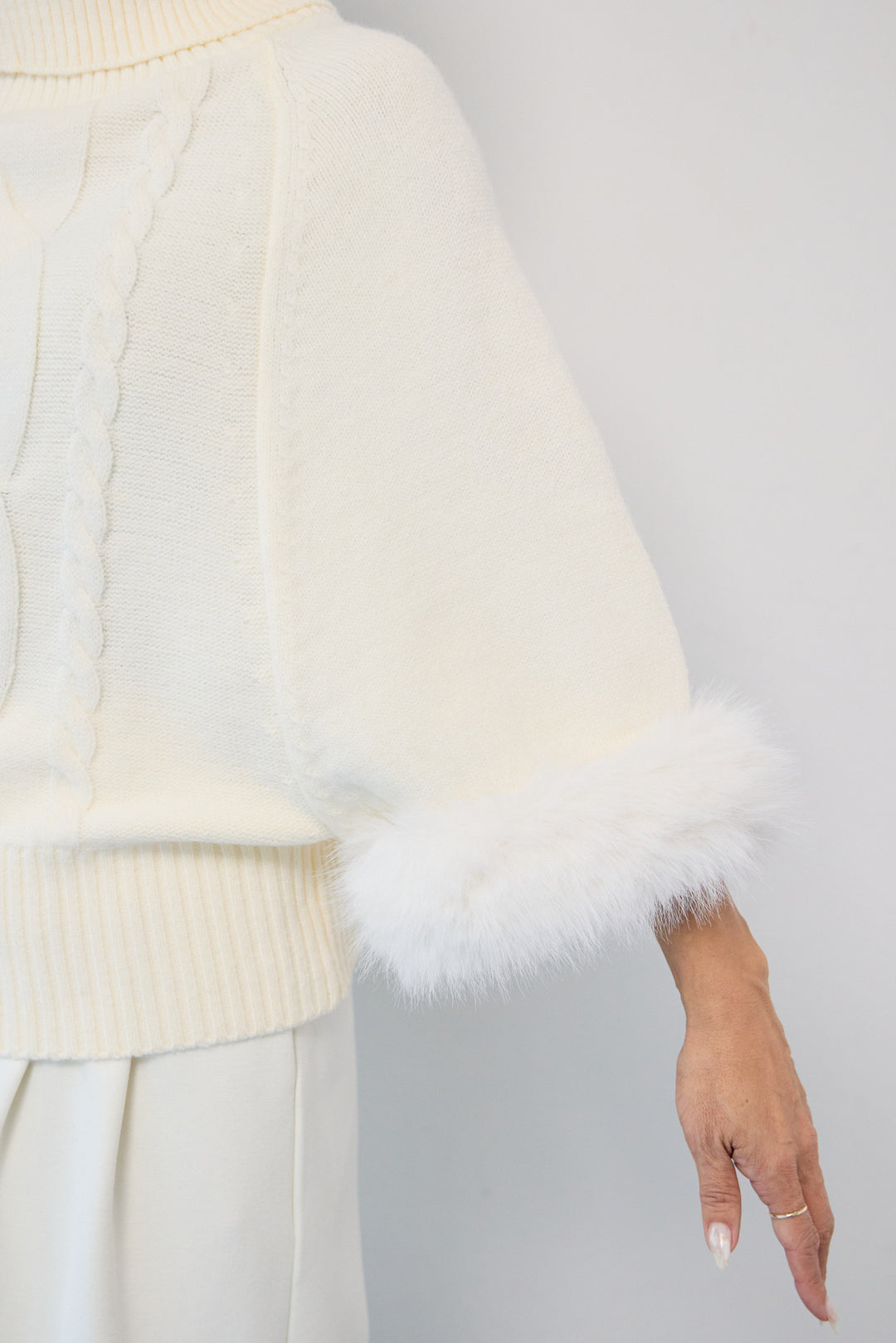 袖ファーケーブルニット ポンチョ