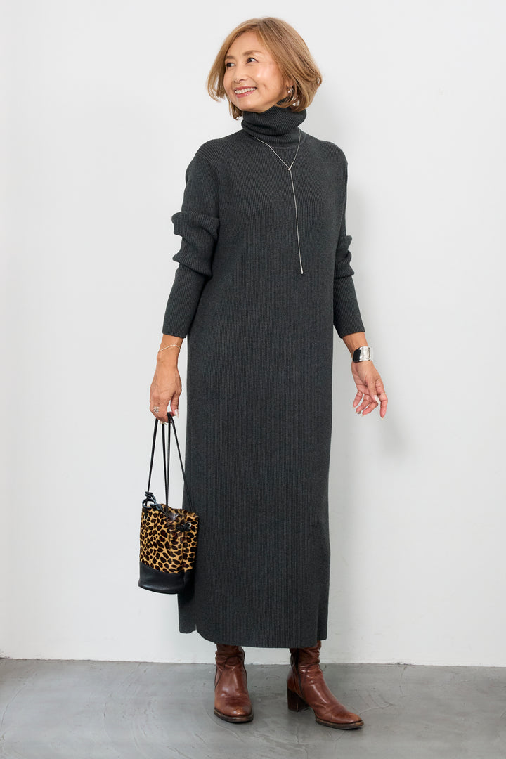 タートルネックリブニットワンピース