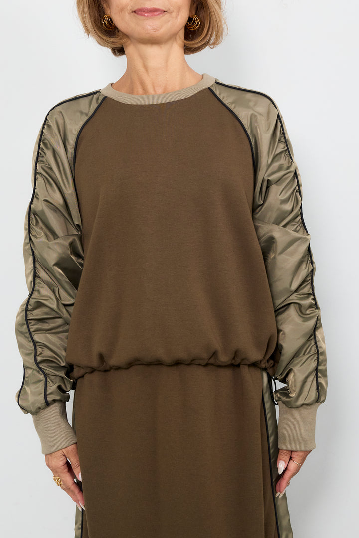 ボンバーヒート×タフタギャザープルオーバー