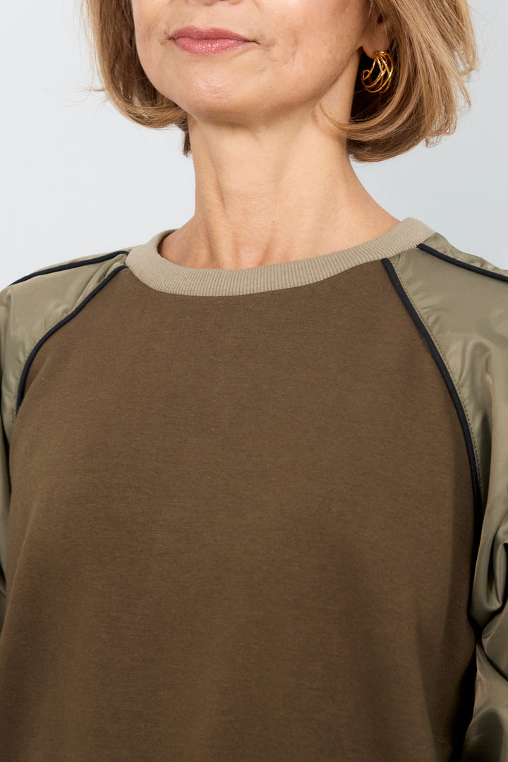 ボンバーヒート×タフタギャザープルオーバー