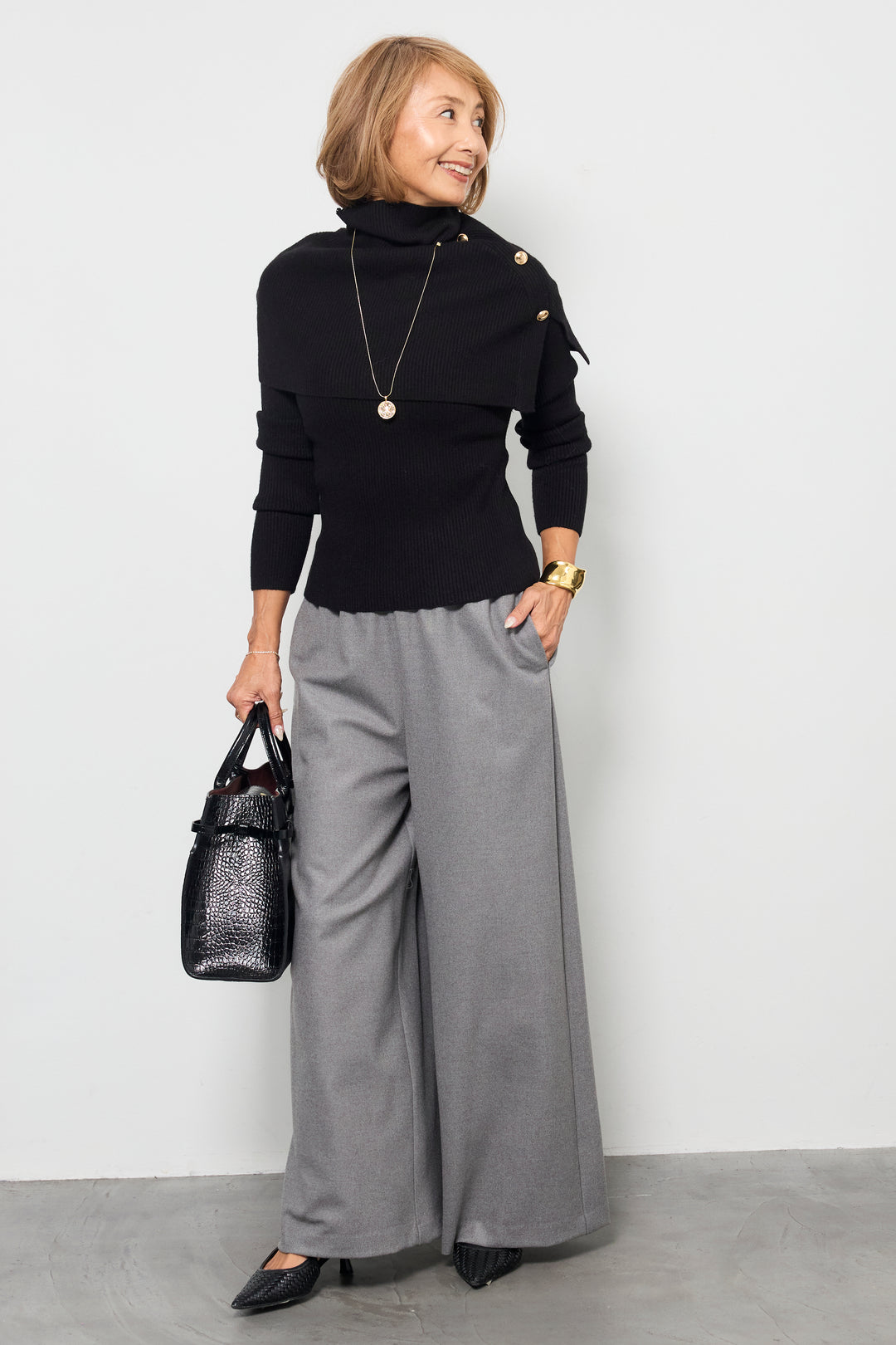 ボタンデザインケープニットアンサンブル